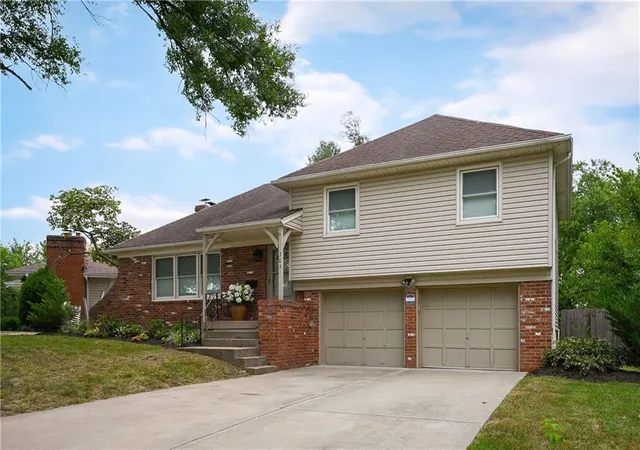 Photo 3 of Single family home for sale at 303 Sw Pinnell Dr, Lees Summit, MO 64081 | MLS# 2636450 | Listing updated on 2026-09-11