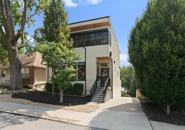Photo 3 of Single family home for sale at 4727 Mercier St, Kansas City, MO 64112 | MLS# 2636456 | Listing updated on 2026-09-13