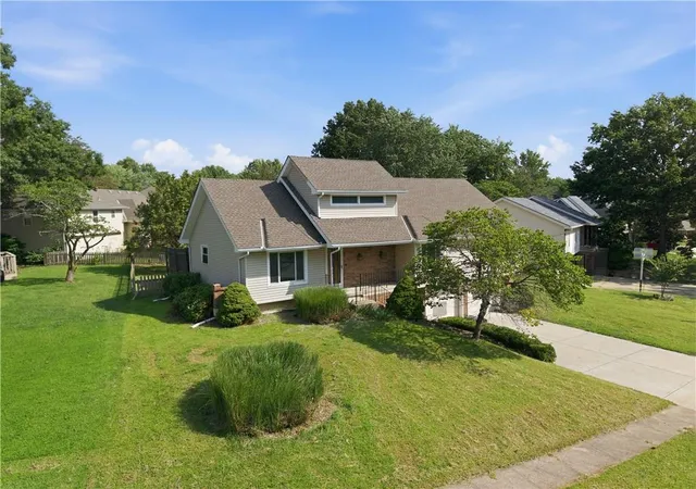 Photo 1 of Single family home for sale at 1128 Ne Columbus St, Lee's Summit, MO 64086 | MLS# 2636488 | Listing updated on 2026-10-15