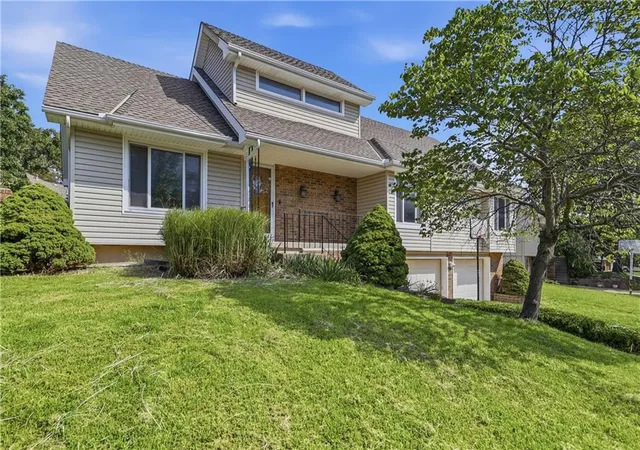 Photo 2 of Single family home for sale at 1128 Ne Columbus St, Lee's Summit, MO 64086 | MLS# 2636488 | Listing updated on 2026-10-15
