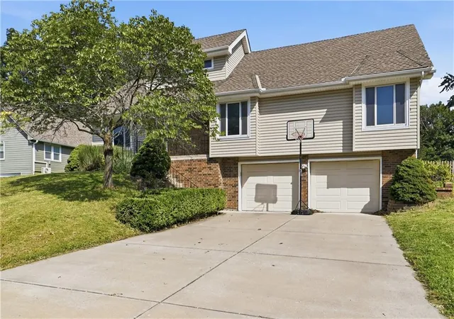 Photo 3 of Single family home for sale at 1128 Ne Columbus St, Lee's Summit, MO 64086 | MLS# 2636488 | Listing updated on 2026-10-15