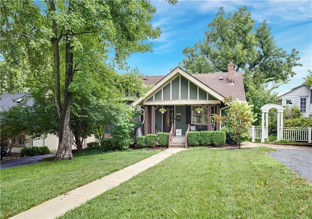 Single family home for sale at 4921 Wyoming St, Kansas City, MO 64112 | MLS# 2636504