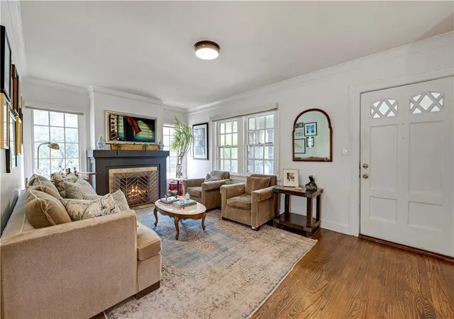 Photo 4 of Single family home for sale at 4921 Wyoming St, Kansas City, MO 64112 | MLS# 2636504 | Listing updated on 2026-09-25