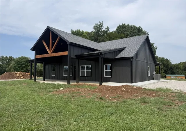 Photo 2 of Single family home for sale at 121 Elm Dr, Linn Valley, KS 66040 | MLS# 2636509 | Listing updated on 2026-09-11