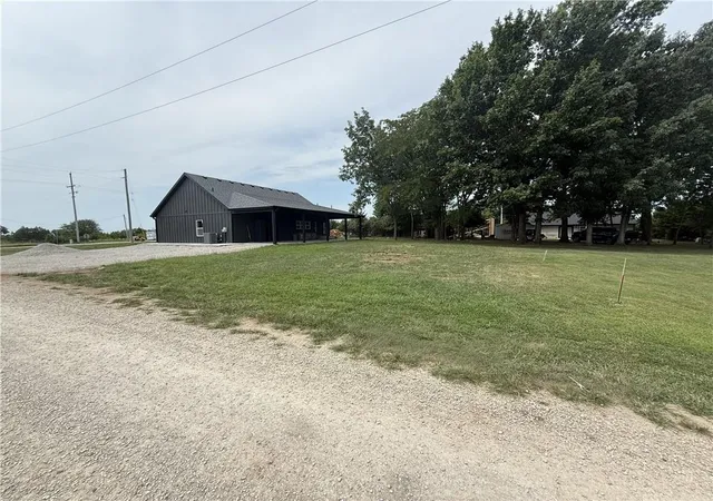 Photo 4 of Single family home for sale at 121 Elm Dr, Linn Valley, KS 66040 | MLS# 2636509 | Listing updated on 2026-09-11