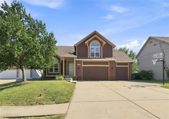 Photo 2 of Single family home for sale at 21109 E 50th Street Ct Nw, Blue Springs, MO 64015 | MLS# 2636558 | Listing updated on 2026-09-13