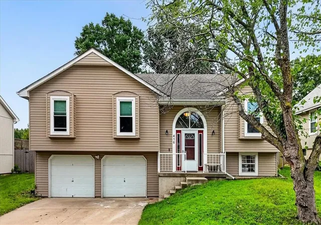 Photo 2 of Single family home for sale at 416 Ne Fox Trl Dr, Blue Springs, MO 64014 | MLS# 2636581 | Listing updated on 2026-10-07