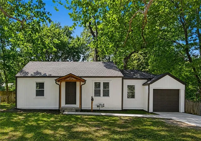 Photo 1 of Single family home for sale at 11220 Applewood Dr, Kansas City, MO 64134 | MLS# 2636605 | Listing updated on 2026-09-30