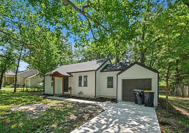 Photo 2 of Single family home for sale at 11220 Applewood Dr, Kansas City, MO 64134 | MLS# 2636605 | Listing updated on 2026-09-30