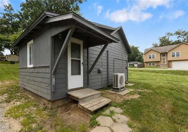 Multi family home for sale at 911-913 Franklin St, Leavenworth, KS 66048 | MLS# 2636611