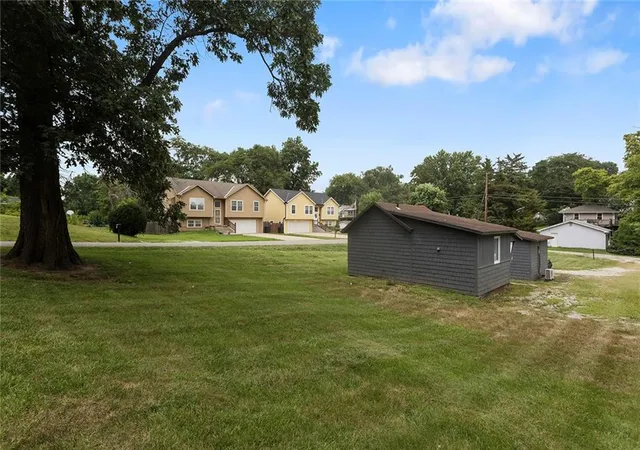 Photo 3 of Sale Pending at 911-913 Franklin St, Leavenworth, KS 66048 | MLS# 2636611 | Listing updated on 2026-10-05