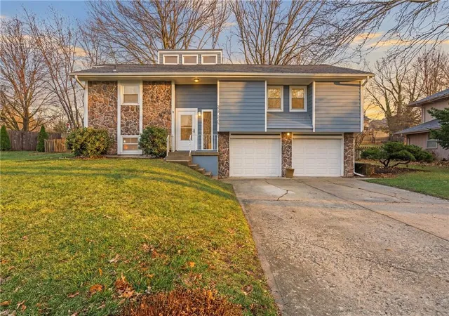 Photo 1 of Single family home for sale at 3502 Nw Lake Dr, Lees Summit, MO 64064 | MLS# 2636679 | Listing updated on 2026-09-14