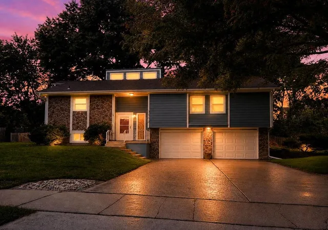 Photo 3 of Single family home for sale at 3502 Nw Lake Dr, Lees Summit, MO 64064 | MLS# 2636679 | Listing updated on 2026-09-14