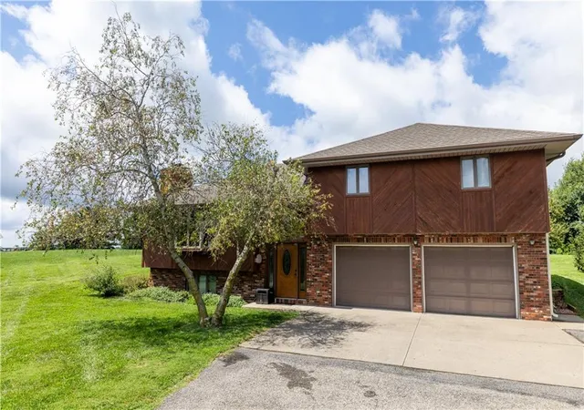 Photo 3 of Single family home for sale at 6 Delaney Dr, St Joseph, MO 64507 | MLS# 2636976 | Listing updated on 2026-09-12