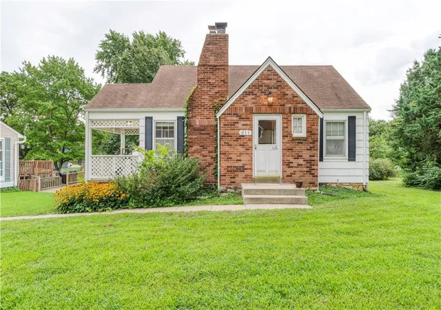 Photo 1 of Sale Pending at 211 Ne 82 Terrace, Kansas City, MO 64118 | MLS# 2637189 | Listing updated on 2026-09-11