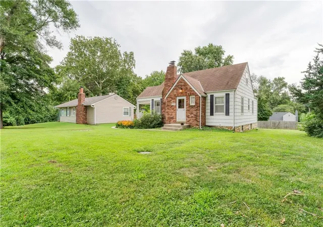 Photo 2 of Sale Pending at 211 Ne 82 Terrace, Kansas City, MO 64118 | MLS# 2637189 | Listing updated on 2026-09-11