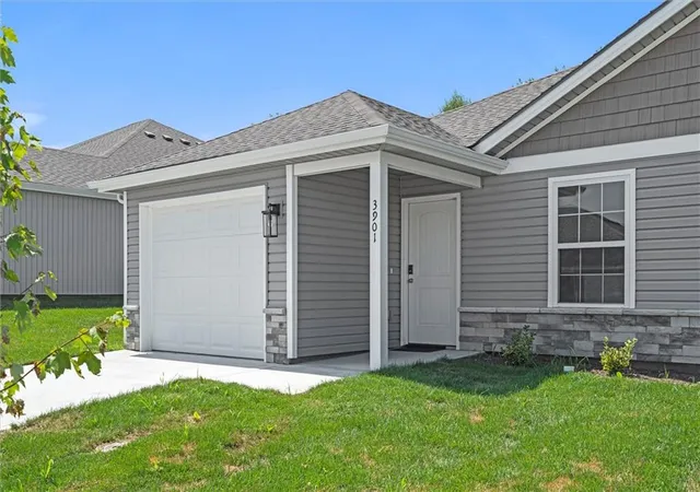 Photo 2 of Townhouse for sale at 3933 Nw 94th Street, Kansas City, MO 64154 | MLS# 2637204 | Listing updated on 2026-09-09