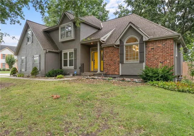 Photo 1 of Single family home for sale at 1028 Se Bordner Dr, Lees Summit, MO 64081 | MLS# 2637223 | Listing updated on 2026-10-16