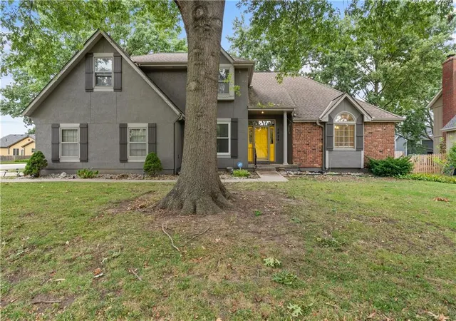 Photo 2 of Single family home for sale at 1028 Se Bordner Dr, Lees Summit, MO 64081 | MLS# 2637223 | Listing updated on 2026-10-16