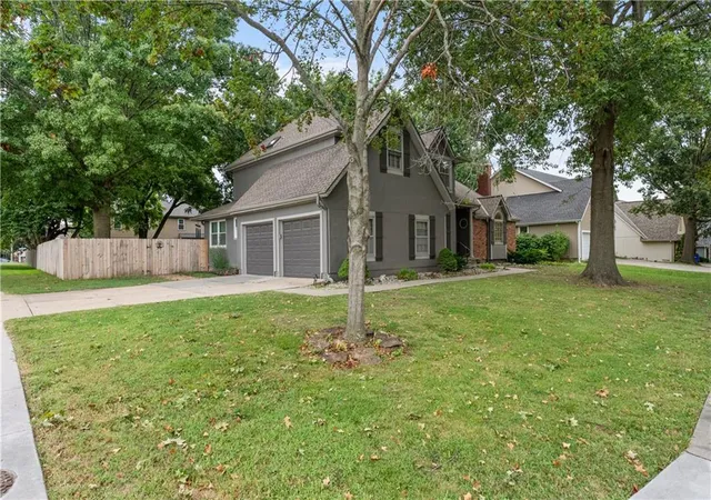 Photo 3 of Single family home for sale at 1028 Se Bordner Dr, Lees Summit, MO 64081 | MLS# 2637223 | Listing updated on 2026-10-16