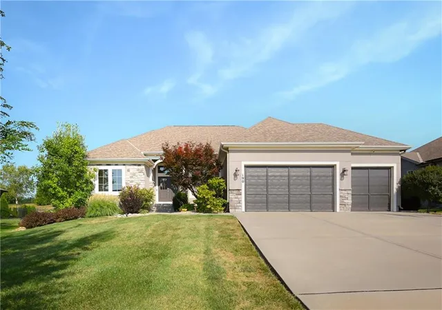 Photo 2 of Sale Pending at 190 Sw Roosevelt Ridge, Lees Summit, MO 64081 | MLS# 2637237 | Listing updated on 2026-09-10