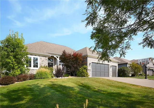 Photo 3 of Sale Pending at 190 Sw Roosevelt Ridge, Lees Summit, MO 64081 | MLS# 2637237 | Listing updated on 2026-09-10
