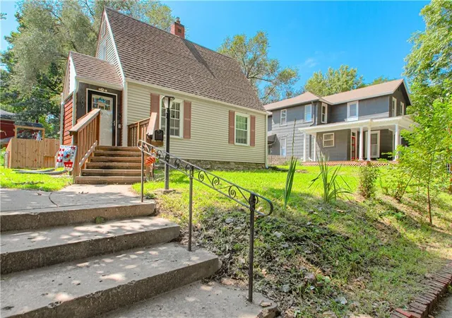 Photo 3 of Single family home for sale at 607 Miami St, Leavenworth, KS 66048 | MLS# 2637375 | Listing updated on 2026-10-01