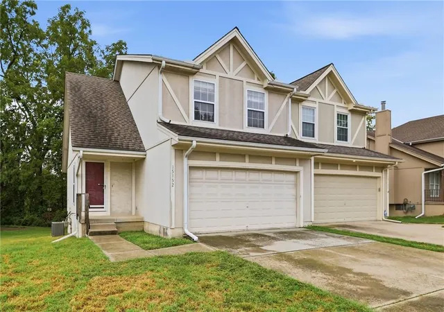 Photo 2 of Sale Pending at 15152 Glenwood Ave, Overland Park, KS 66223 | MLS# 2637414 | Listing updated on 2026-10-08
