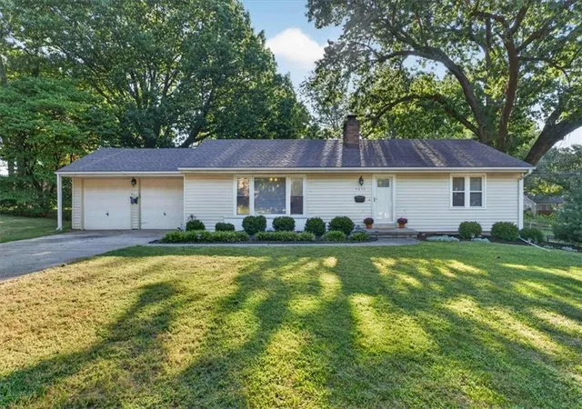 Single family home for sale at 8413 Russell St, Overland Park, KS 66212 | MLS# 2637460