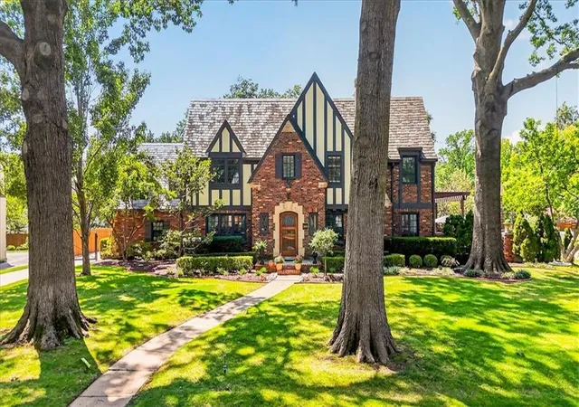 Photo 2 of Single family home for sale at 845 W 52nd Terrace, Kansas City, MO 64112 | MLS# 2637475 | Listing updated on 2026-09-11