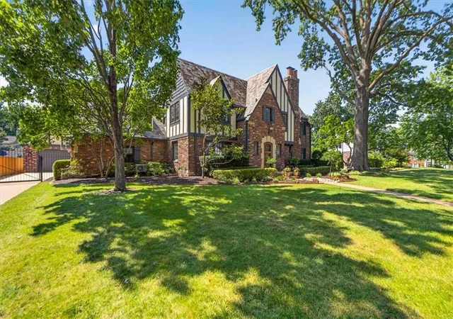 Photo 3 of Single family home for sale at 845 W 52nd Terrace, Kansas City, MO 64112 | MLS# 2637475 | Listing updated on 2026-09-11