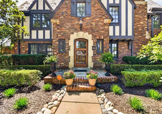 Photo 3 of Single family home for sale at 845 W 52nd Terrace, Kansas City, MO 64112 | MLS# 2637475 | Listing updated on 2026-09-11