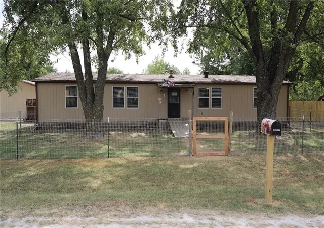 Photo 1 of Single family home for sale at 186 Se 19th Lane, Lamar, MO 64759 | MLS# 2637476 | Listing updated on 2026-10-08