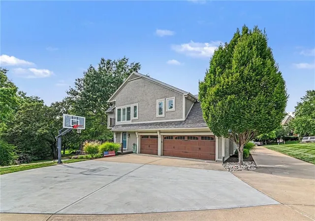 Photo 3 of Sale Pending at 3901 W 121st Terrace, Leawood, KS 66209 | MLS# 2637552 | Listing updated on 2026-09-18
