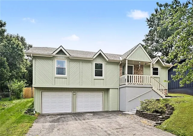 Photo 2 of Single family home for sale at 521 Karapat Dr, Kansas City, MO 64155 | MLS# 2637654 | Listing updated on 2026-09-25