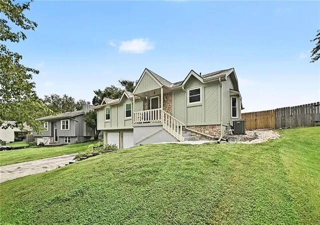 Photo 3 of Single family home for sale at 521 Karapat Dr, Kansas City, MO 64155 | MLS# 2637654 | Listing updated on 2026-09-25