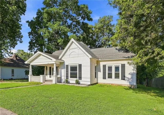 Photo 1 of Sale Pending at 810 N Holden St, Warrensburg, MO 64093 | MLS# 2637721 | Listing updated on 2026-09-14