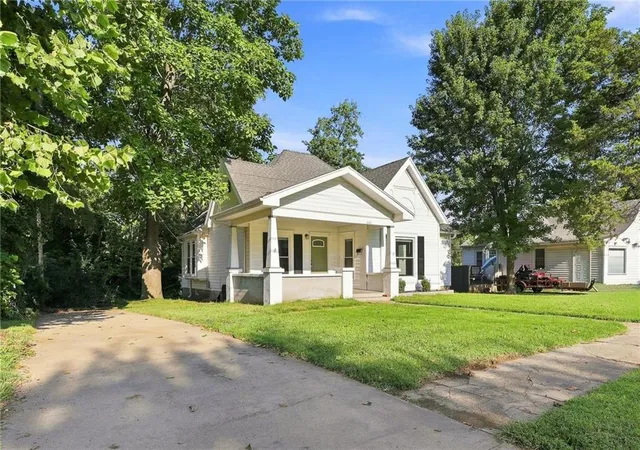 Photo 2 of Sale Pending at 810 N Holden St, Warrensburg, MO 64093 | MLS# 2637721 | Listing updated on 2026-09-14