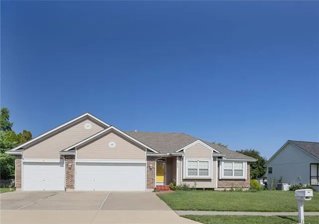 Photo 1 of Sale Pending at 608 Lakeview Dr, Grain Valley, MO 64029 | MLS# 2637765 | Listing updated on 2026-09-14