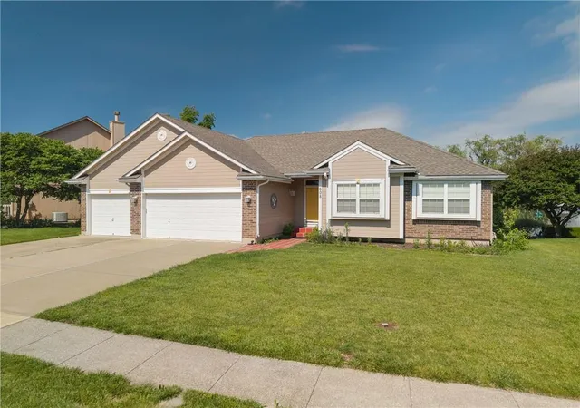 Photo 4 of Sale Pending at 608 Lakeview Dr, Grain Valley, MO 64029 | MLS# 2637765 | Listing updated on 2026-09-14