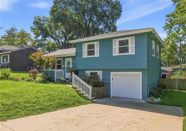 Photo 2 of Sale Pending at 1607 Ne 62nd Ter, Gladstone, MO 64118 | MLS# 2637868 | Listing updated on 2026-09-15