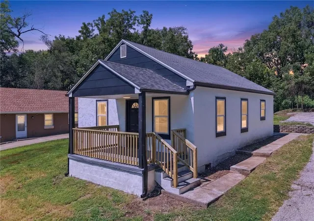 Photo 2 of Sale Pending at 2904 Ne Parvin Rd, Kansas City, MO 64117 | MLS# 2637897 | Listing updated on 2026-09-15