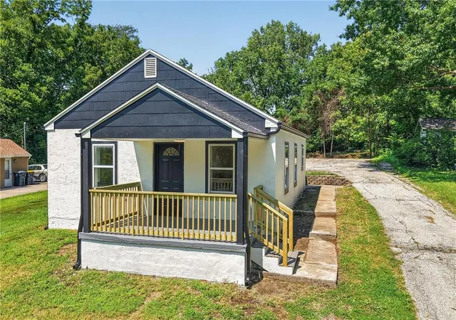 Photo 3 of Sale Pending at 2904 Ne Parvin Rd, Kansas City, MO 64117 | MLS# 2637897 | Listing updated on 2026-09-15
