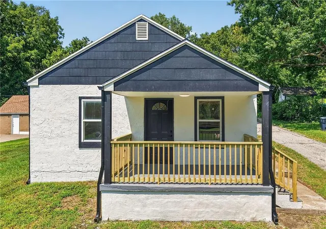 Photo 3 of Sale Pending at 2904 NE Parvin Rd, Kansas City, MO 64117 | MLS# 2637897 | Listing updated on 2026-09-15