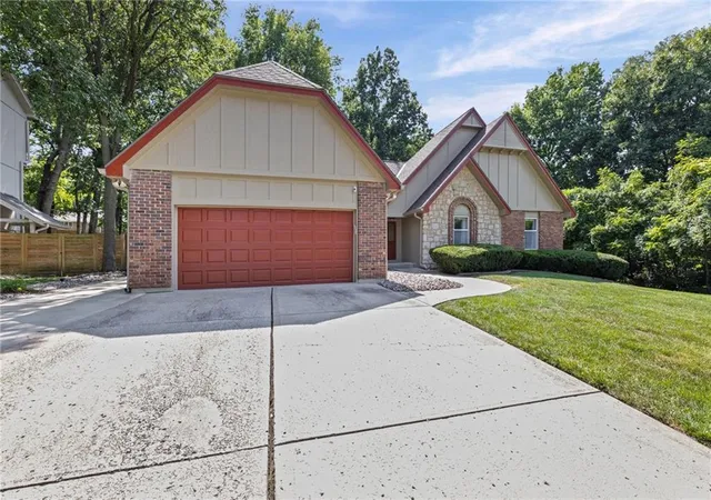 Photo 3 of Sale Pending at 6209 Nw 77Th St, Kansas City, MO 64151 | MLS# 2638097 | Listing updated on 2026-10-08