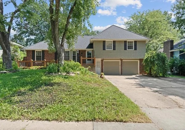Photo 1 of Sale Pending at 7211 N Highland Ave, Gladstone, MO 64118 | MLS# 2638113 | Listing updated on 2026-09-15