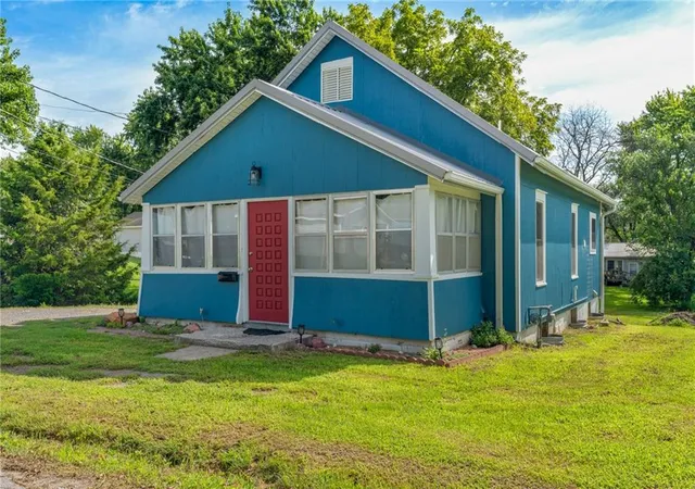 Photo 3 of Sale Pending at 214 N Center St, Cameron, MO 64429 | MLS# 2638247 | Listing updated on 2026-09-11