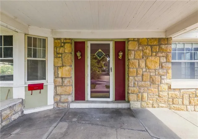 Photo 3 of Sale Pending at 40 E 52nd St, Kansas City, MO 64112 | MLS# 2638253 | Listing updated on 2026-09-12