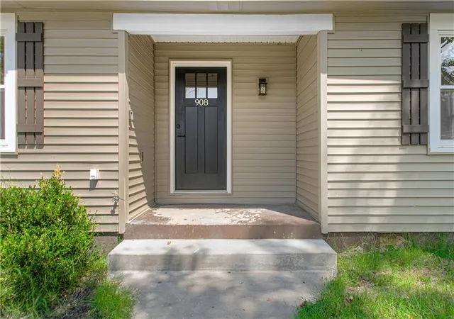 Photo 2 of Sale Pending at 908 Ne 44th St, Kansas City, MO 64116 | MLS# 2638290 | Listing updated on 2026-09-14