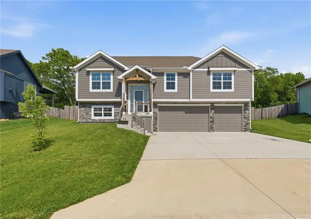 Photo 1 of Single family home for sale at 22907 S Ridgeview Dr, Peculiar, MO 64078 | MLS# 2638337 | Listing updated on 2026-09-13